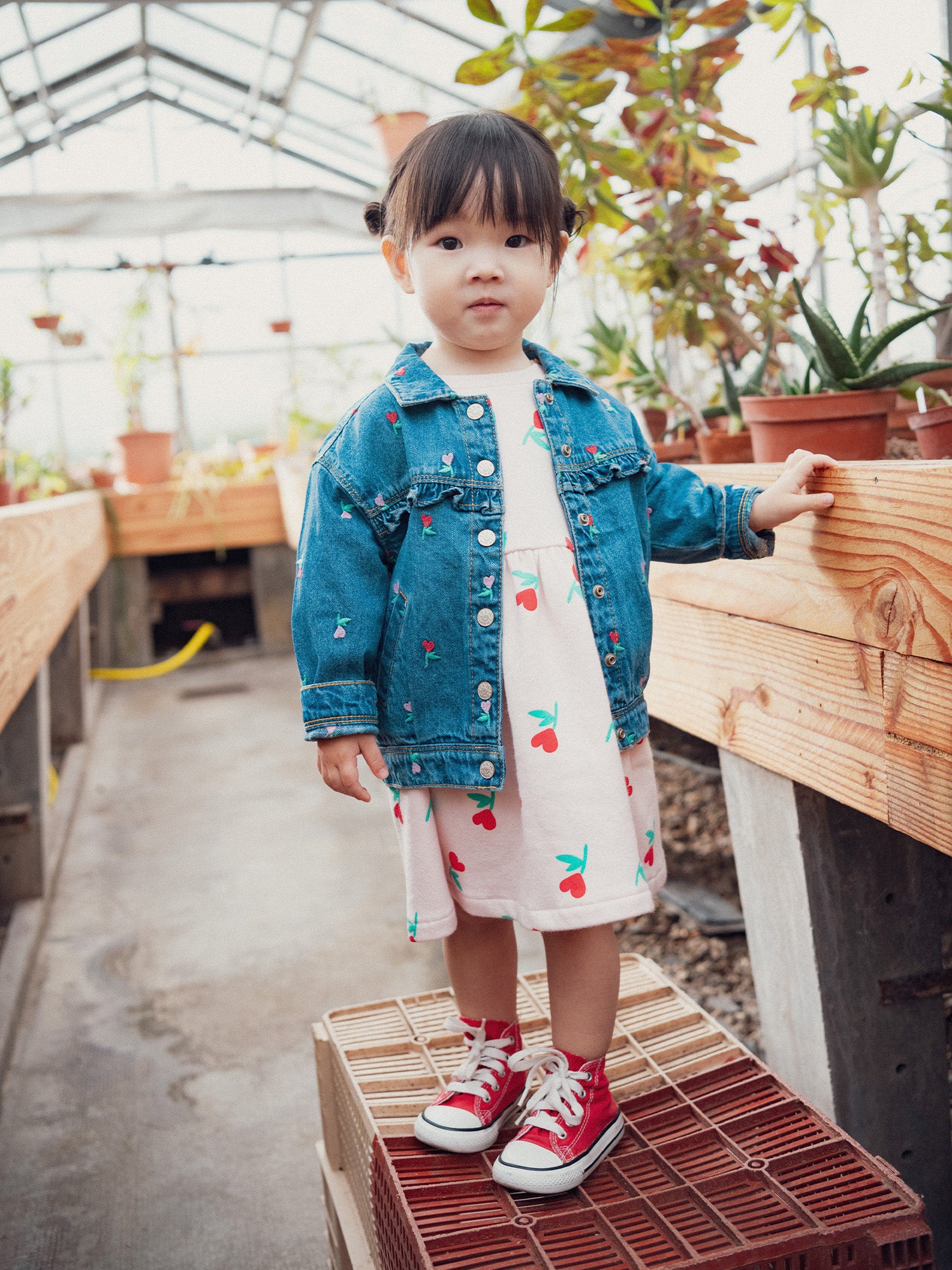 Veste en jean à volant avec broderies fleur-cœurs  pour bébé fille