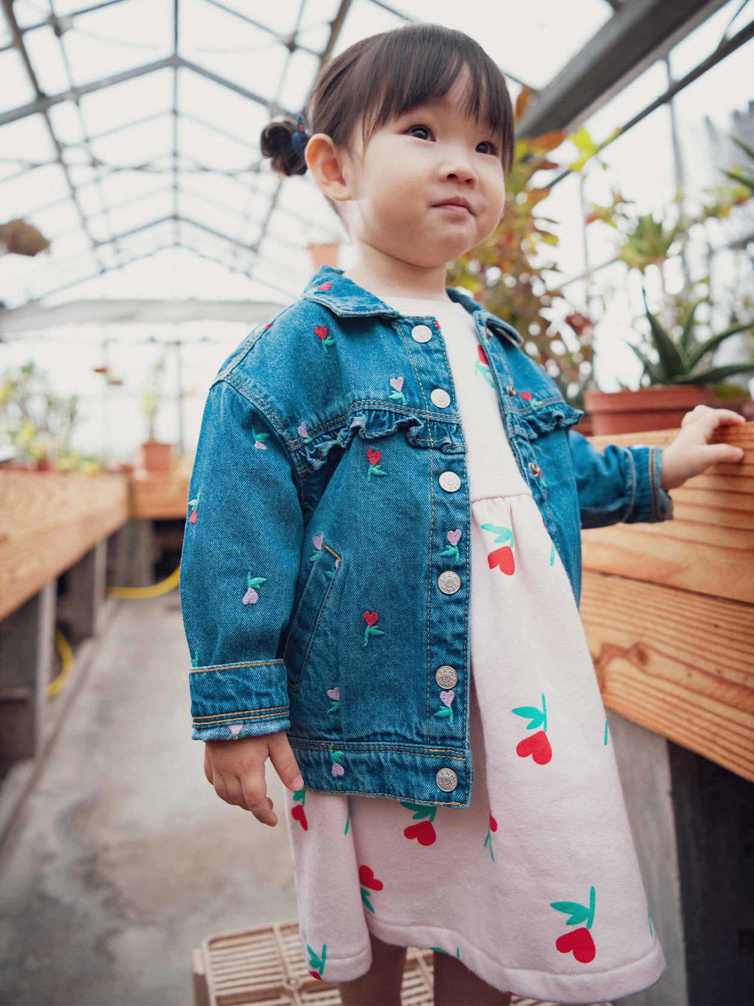 Veste en jean à volant avec broderies fleur-cœurs  pour bébé fille