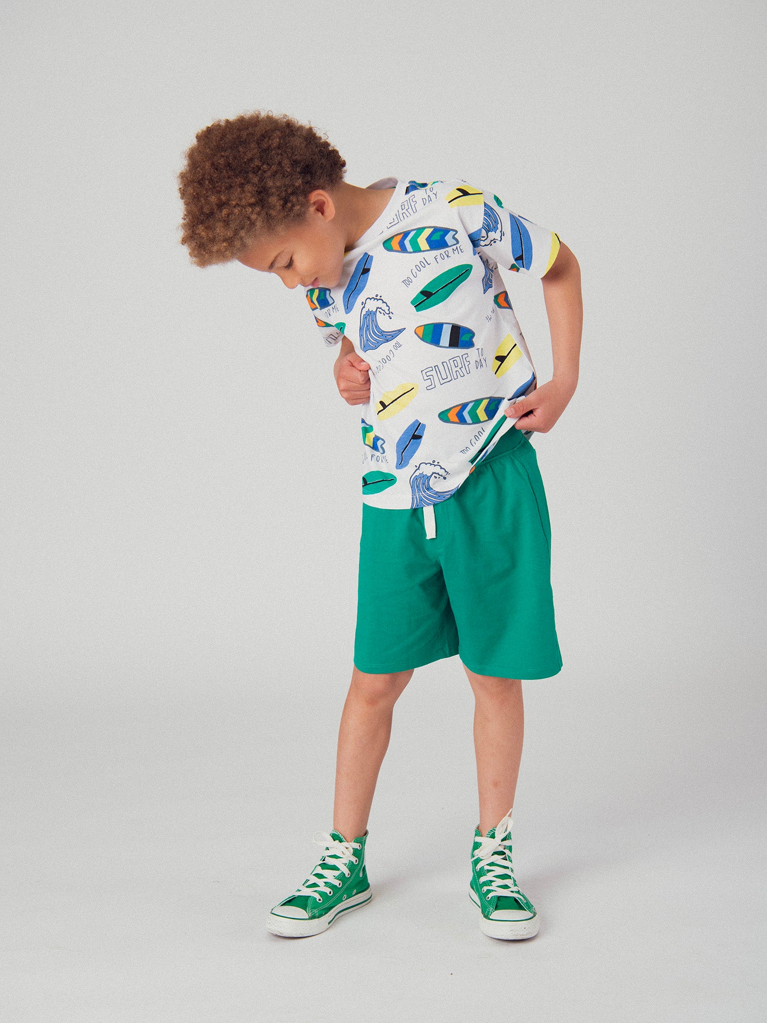 Ensemble t-shirt blanc et short vert avec imprimé pour garçon