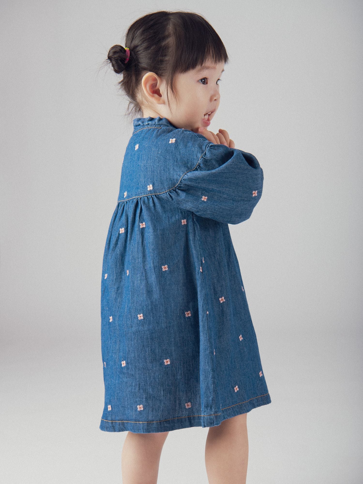 Abito in Denim Leggero con Ricamo di Fiori per Neonata