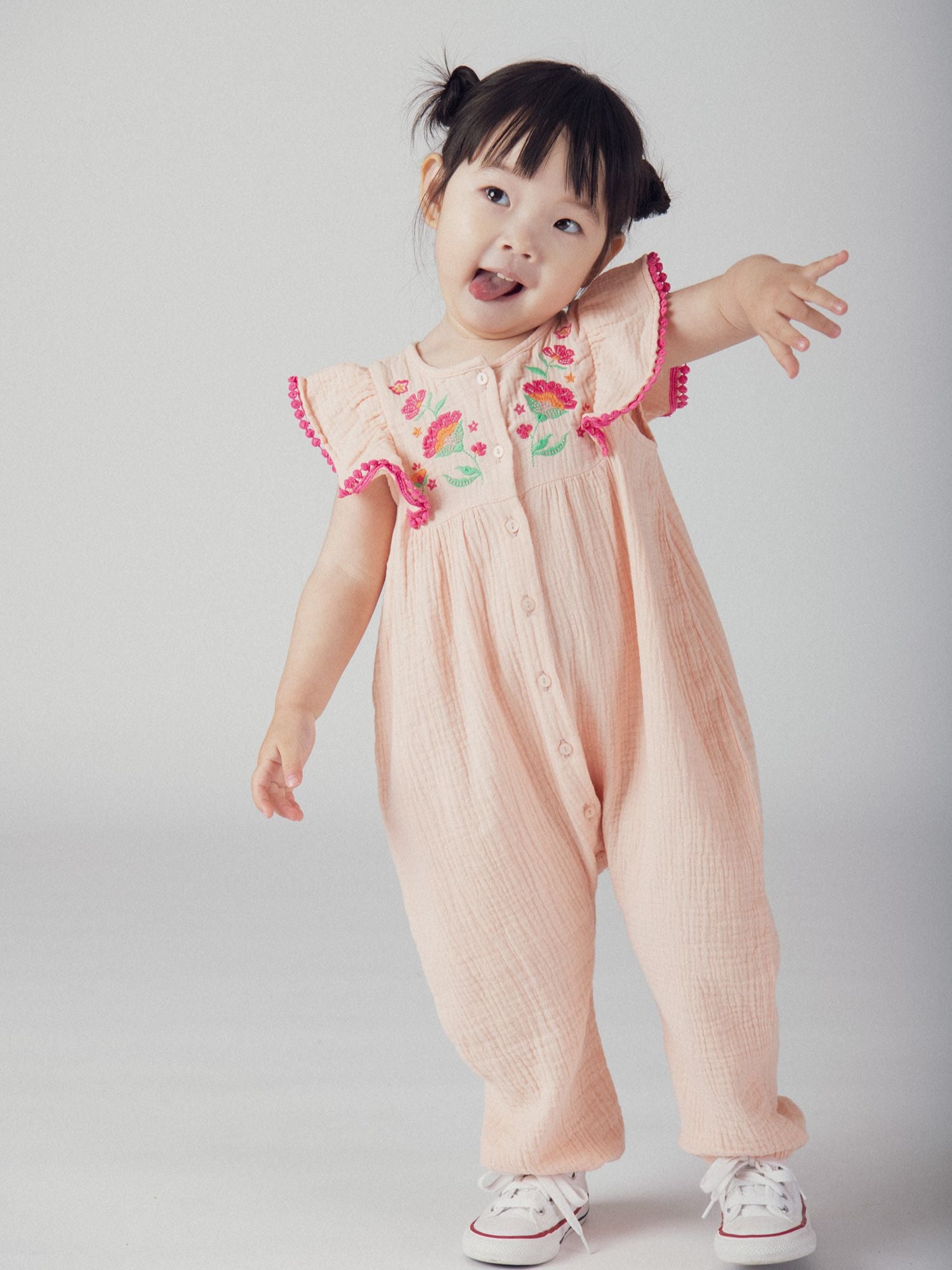 Combinaison à volants et broderie "FLEURS" rose poudré pour bébé fille