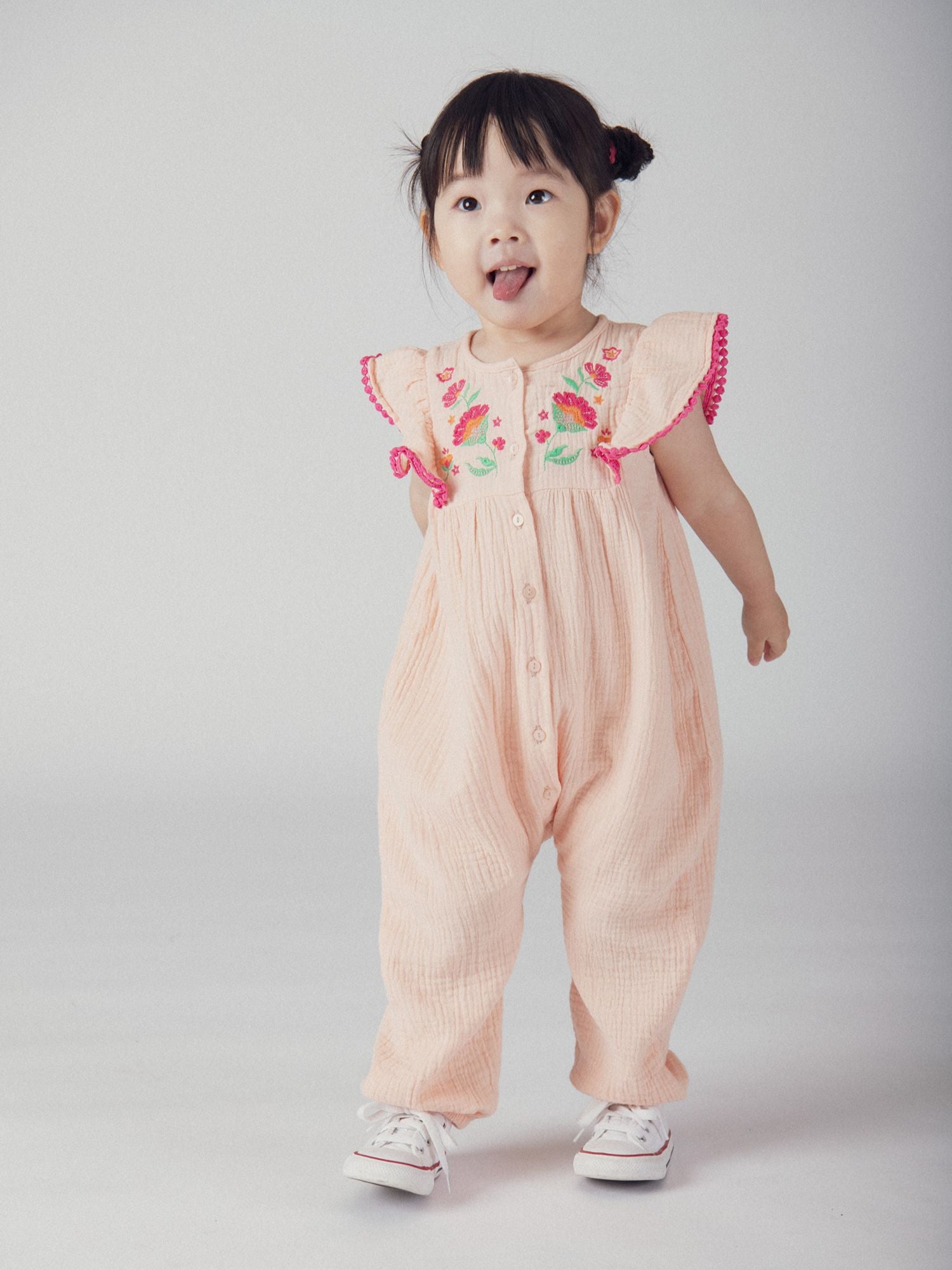 Combinaison à volants et broderie "FLEURS" rose poudré pour bébé fille