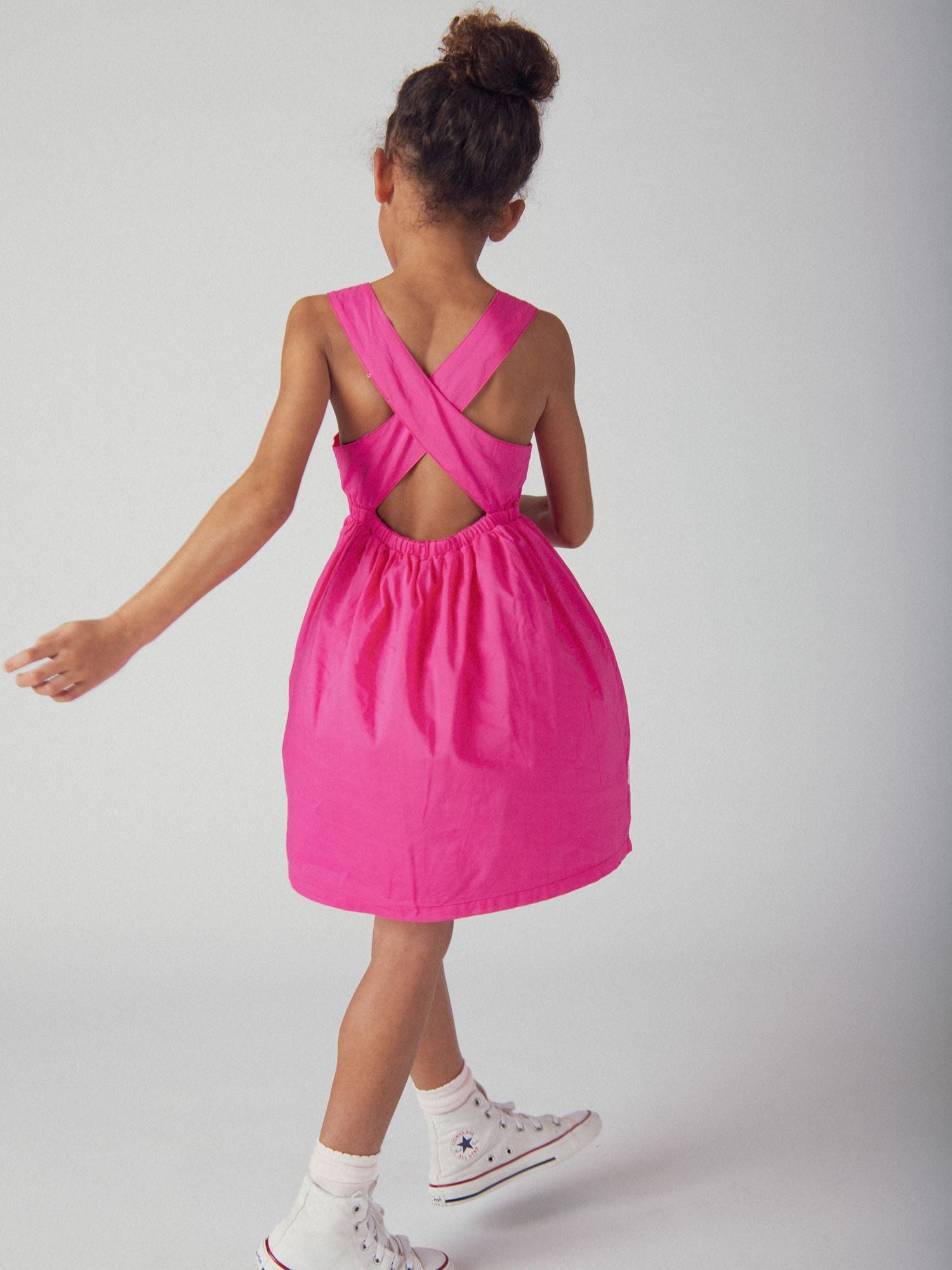 Abito rosa con ricami floreali per ragazze