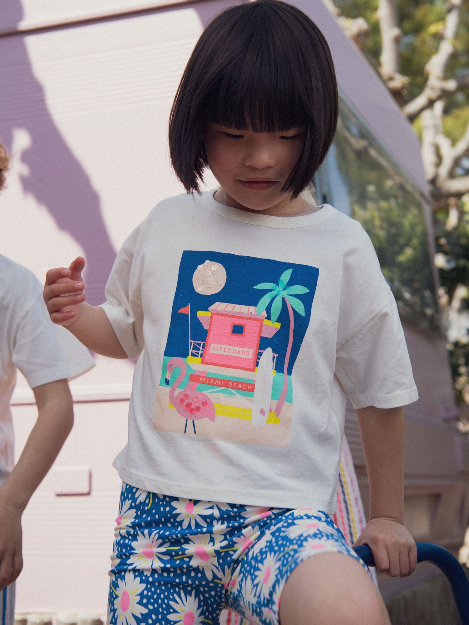 T-shirt ecru con animazione spiaggia per ragazze