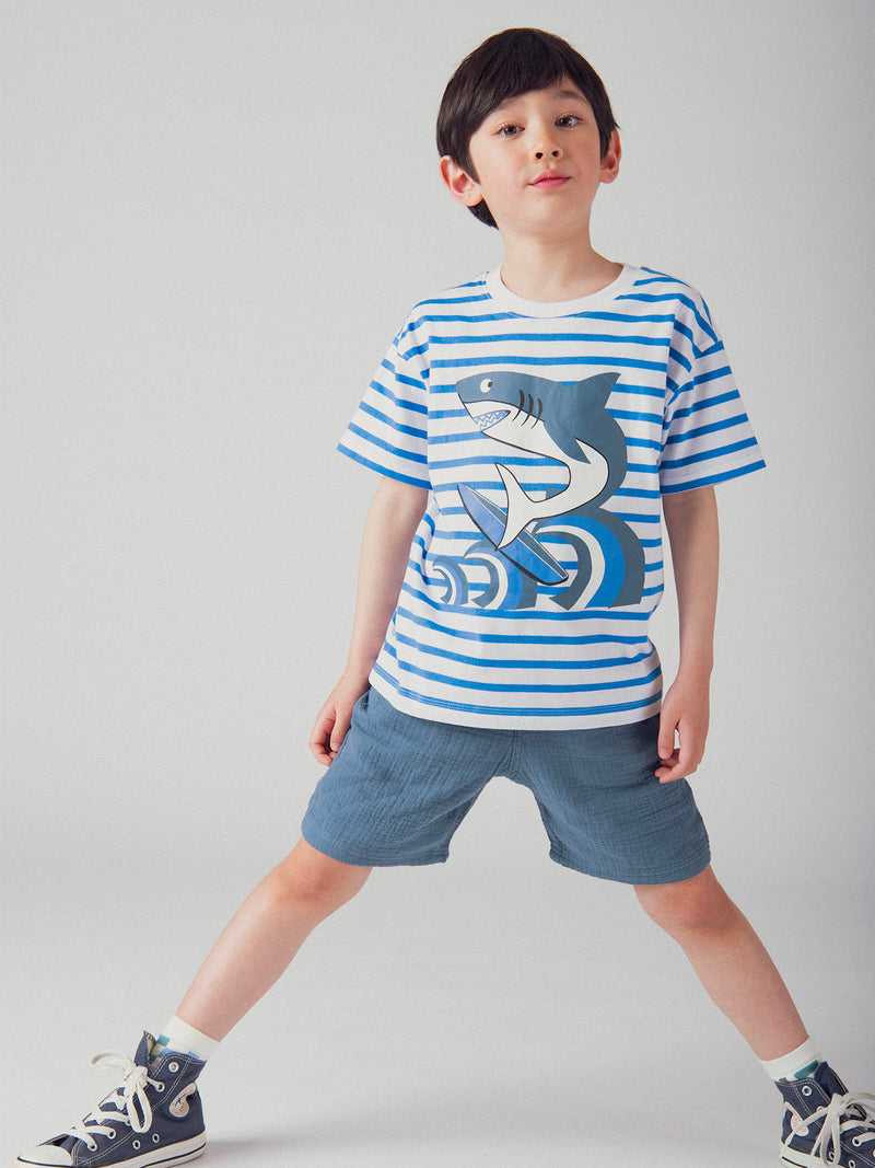 T-shirt bianca a righe blu con animazione di squalo per ragazzi