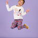 T-shirt con motivi fantasia con glitter e paillettes