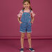 Salopette in jeans blu con ricami a fiori