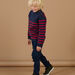 Maglia blu notte a righe rosse.