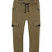 Pantaloni cargo kaki.