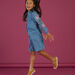 Abito in jeans blu con ricami a fiori sulle maniche