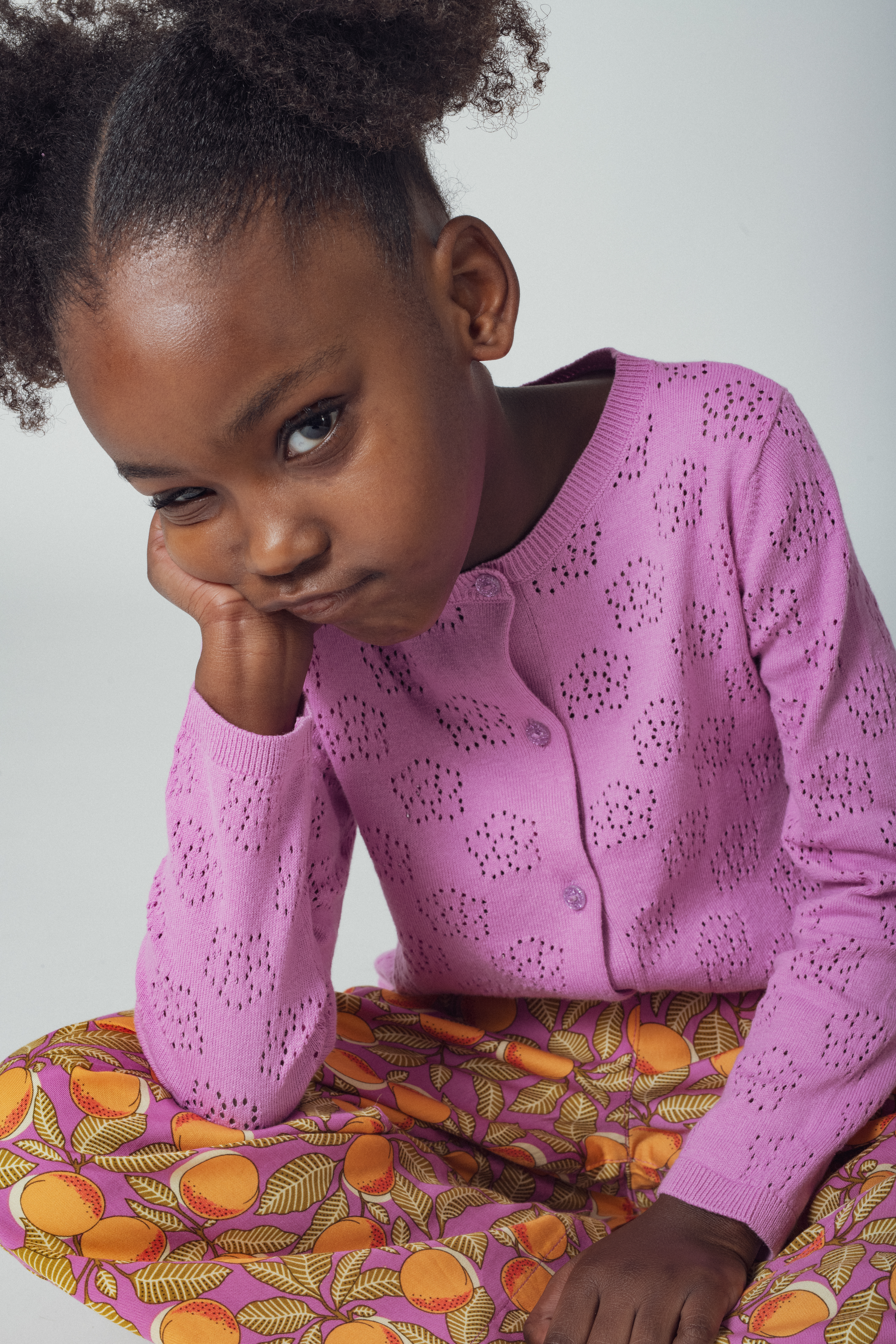 Cardigan viola in maglia traforata con motivo floreale